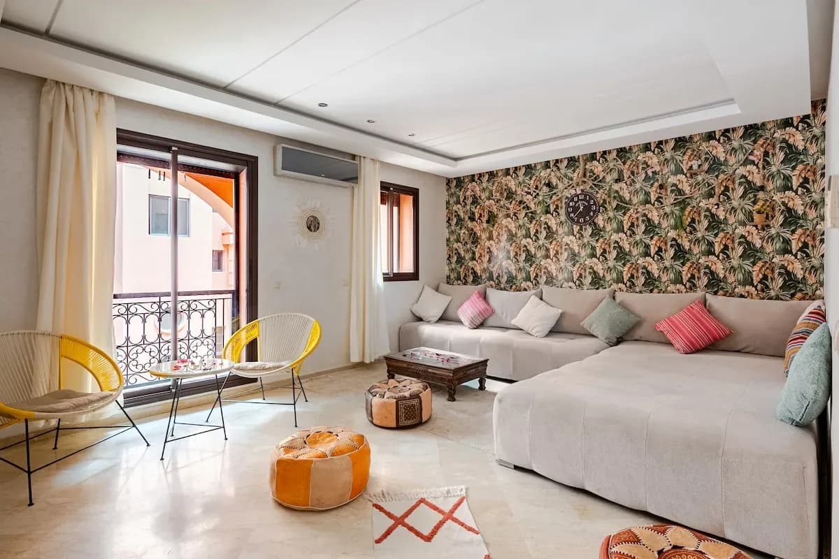 POOL • Central Location• Cosy 1BR • A/C • Parking