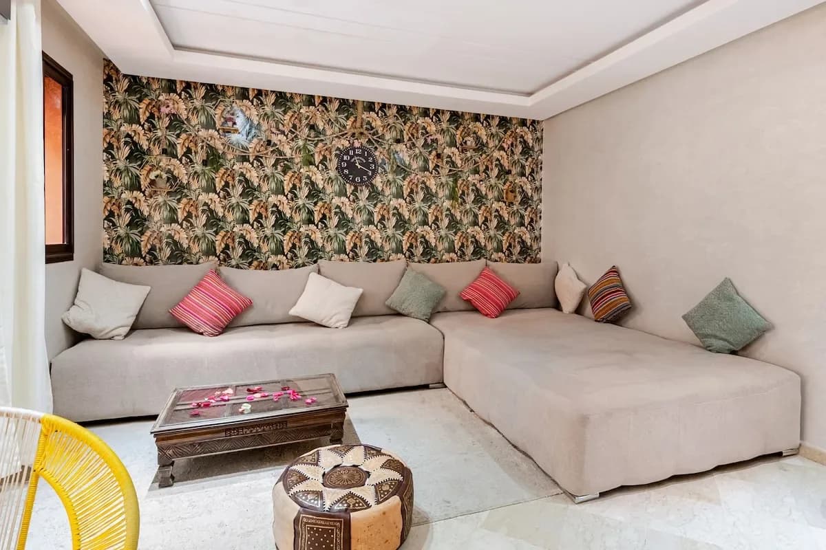 POOL • Central Location• Cosy 1BR • A/C • Parking
