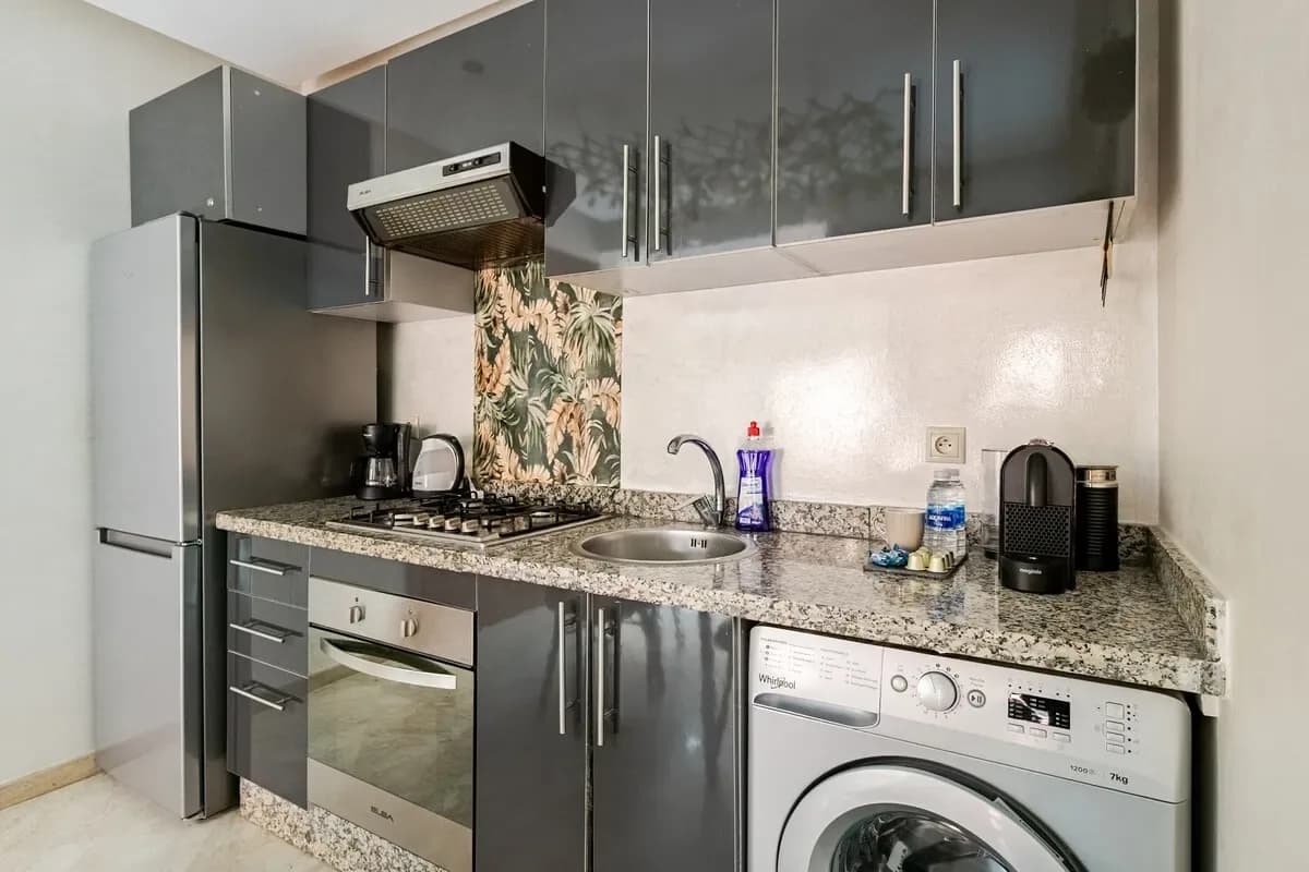 POOL • Central Location• Cosy 1BR • A/C • Parking