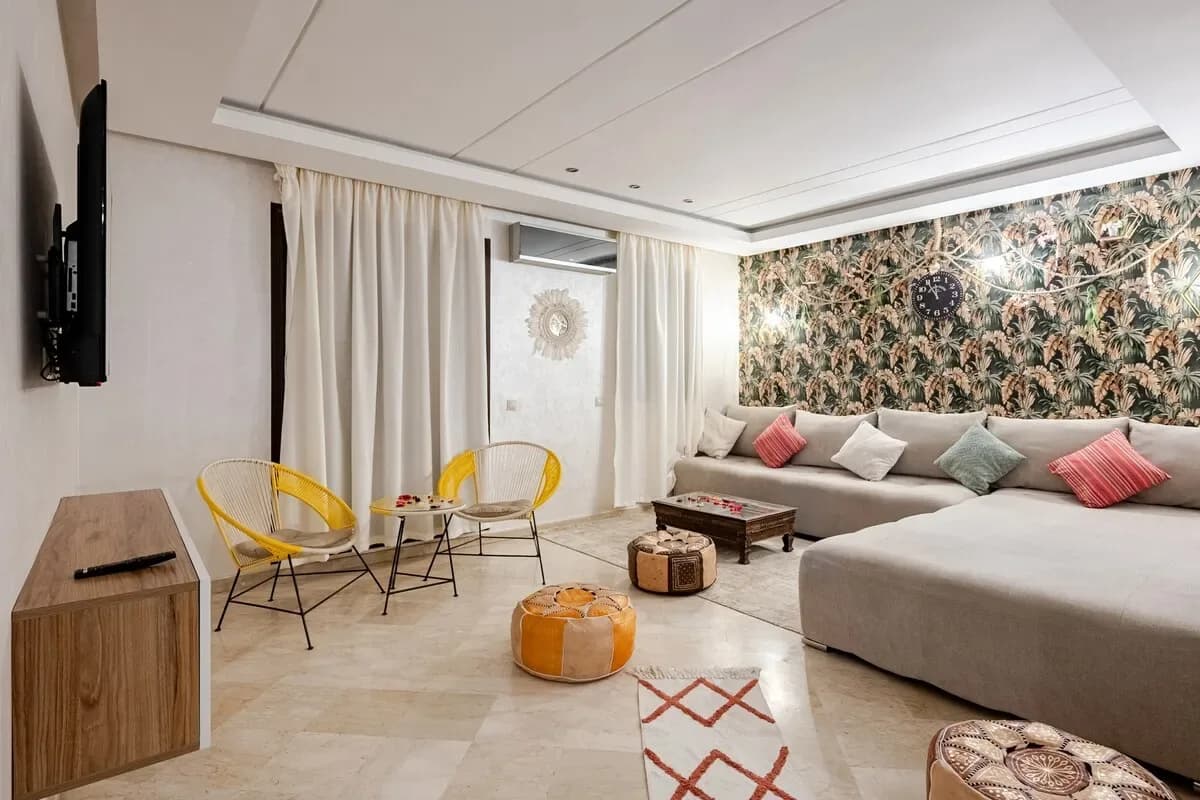 POOL • Central Location• Cosy 1BR • A/C • Parking